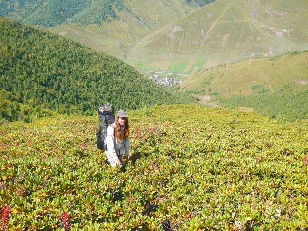 Подъем на Сванетский хребет довольно резкий, так что скоро село внизу становится совсем уж крошечным.