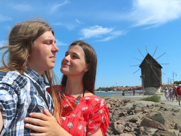 Селфи на фоне мельницы в Несебре.