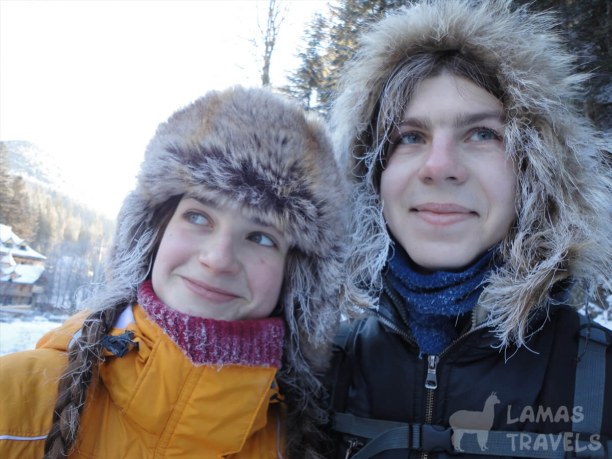 На фото видно, как интересно намерзает иней на волосах в зимнем походе.