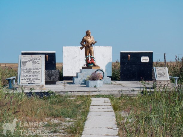 Памятник на острове Джарылгач находится недалеко от причала на косе Глубокой.