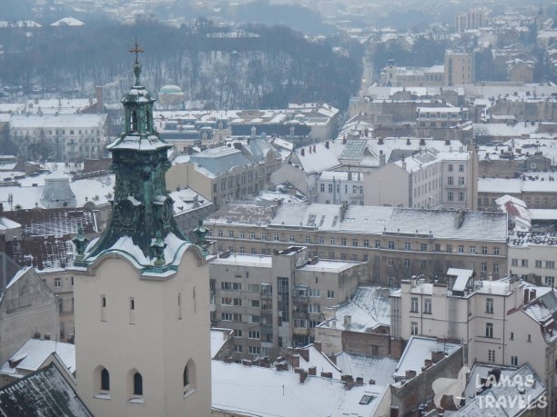 На данном фото панорама Львова, которая открывается с вершины ратуши. 