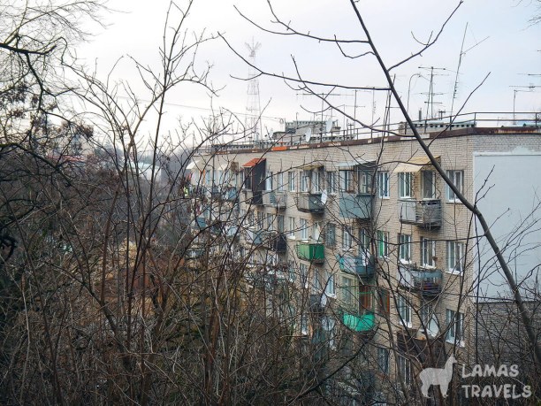 На фото показана типичная львовская пятиэтажка.