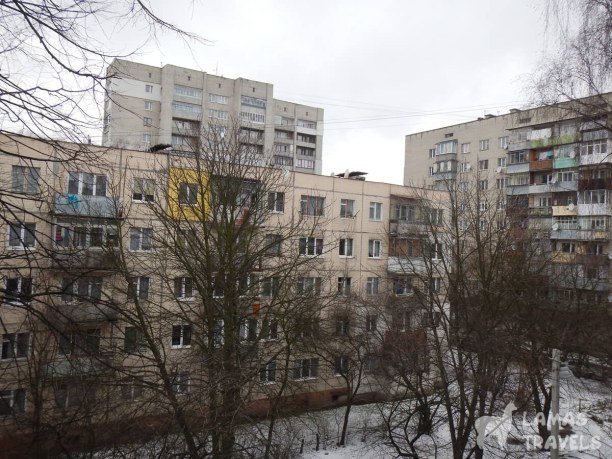На фото показан вид из нашего окна: типичные советские постройки.