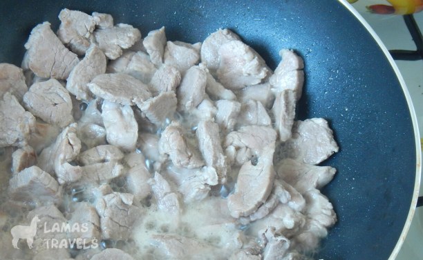Мясо нужно поджарить совсем немного, как на фото.