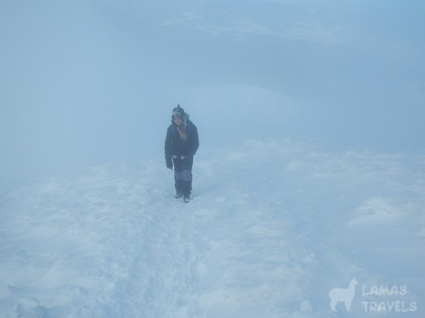 На фото заметно, какая плохая видимость была в тучах, когда мы шли в наш зимний самостоятельный поход на Говерлу.