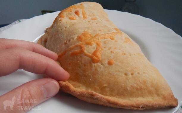 На фото закрытая пицца кальцоне, которую мы приготовили гостям.